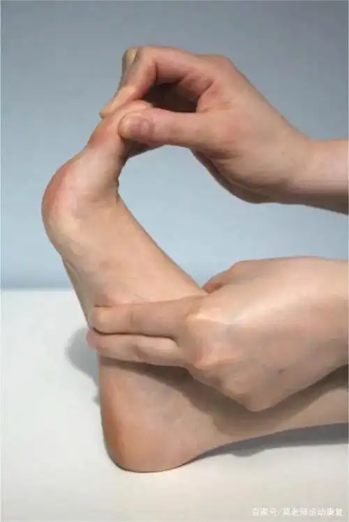 足底筋膜炎常见于经常跑步等有氧运动或过度肥胖的人群,导致足底负荷