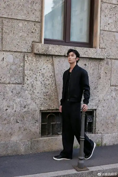 吴磊all black休闲穿搭#吴磊最新写真96  all black休闲穿搭好帅