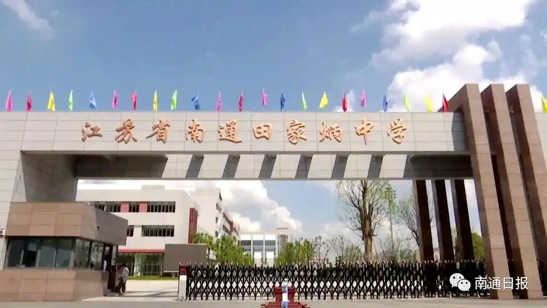 这是新投入使用的田家炳中学高中部食堂第一次向学生正式开放.