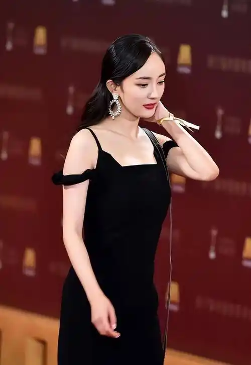 "撩汉高手"杨幂的曲折上位史,靠魅力征服三位大咖,被迷弟追逐_演出