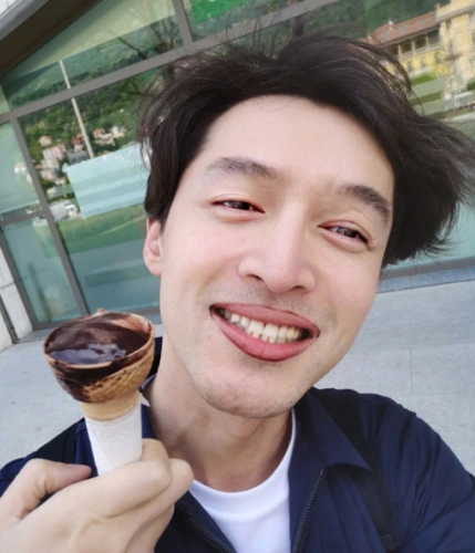 胡歌换头像引热议!画风突转太快,网友调侃:终于正视自己美貌了