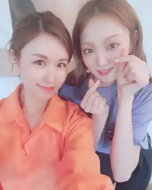 李圣经[超话]# ins更新采访相关合照(努. 来自歪鸡18岁少年 - 微博