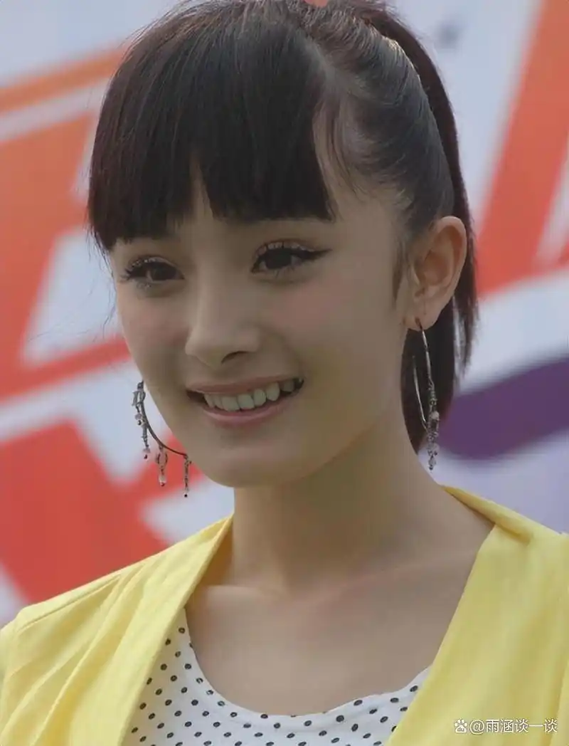 杨幂出道时旧照被曝光,"原装脸"和现在差别很大,毫无女神气质