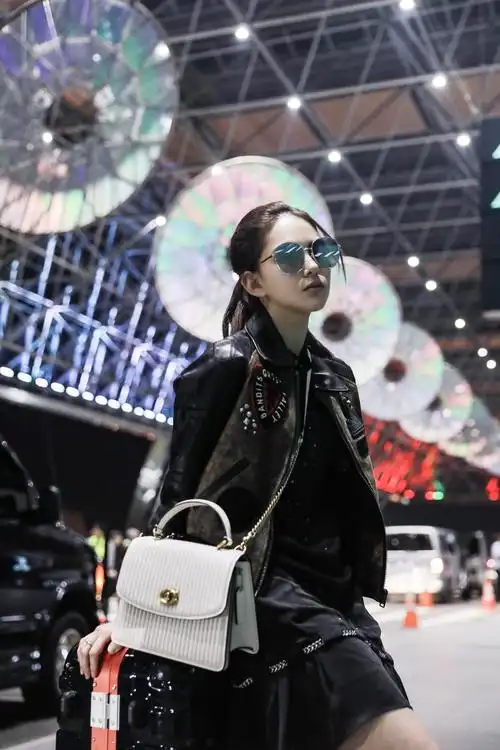 机场抓拍,昆凌帅露美腿为coach大秀飞纽约