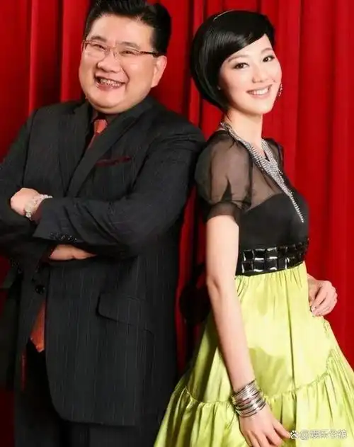 曹可凡实际上是一个已婚之人,他的妻子并非圈内人士,他们育有子女.