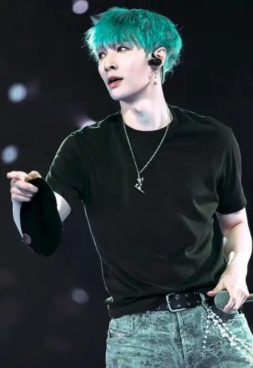 张艺兴挑染绿发