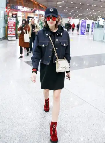 古力娜扎打造浓浓英伦范最爱专属的马丁靴酷酷的踩在脚下