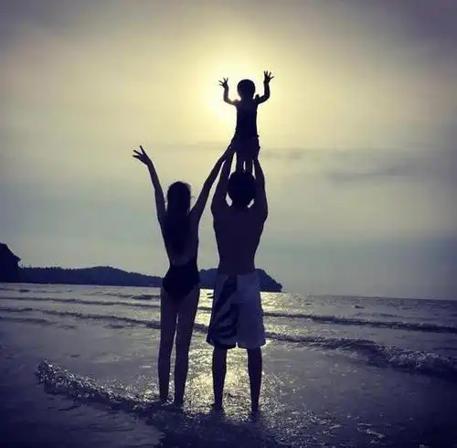 一家三口背影剪纸