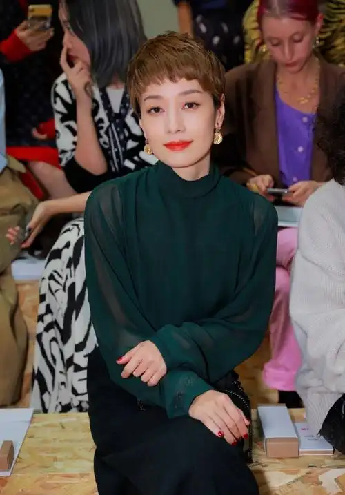 44岁的马伊琍又美了穿宝蓝色长裙走红毯染红短发后气质更迷人