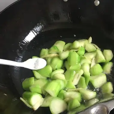 这样的做法能够把丝瓜中多余的水分排出去.