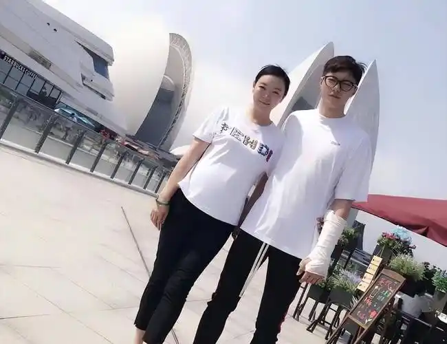 胡明轩妈妈现身寺庙烧香拜佛!