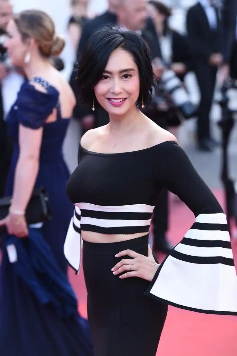 article>朱茵分身裙亮相戛纳红毯 露香肩难掩傲人上围 /article>