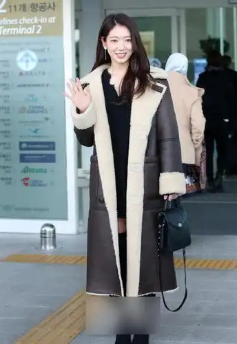 朴信惠光腿穿长靴 长款皮衣气场逼人