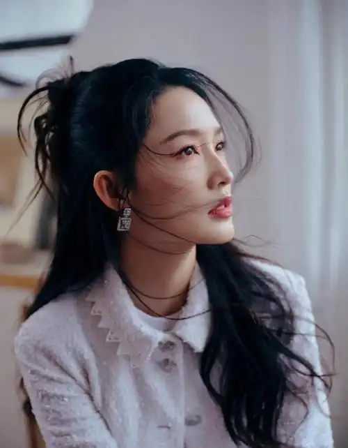 她如白月光一般款款而来|李沁|写真|灵动|灵气|初恋_网易订阅