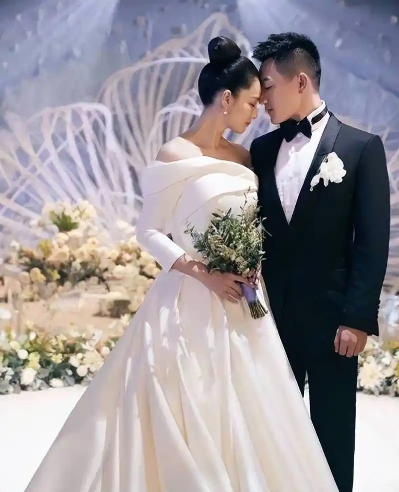 张馨予:婚后5年仍被宠成公主,老公凌晨购买11款假睫毛供自己选_何捷