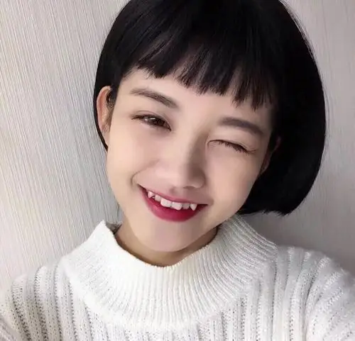 眉上刘海和可爱的小虎牙