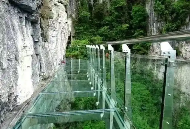 三峡的九寨沟"的清江方山景区,这里的玻璃栈道总长度为236米,与谷底高