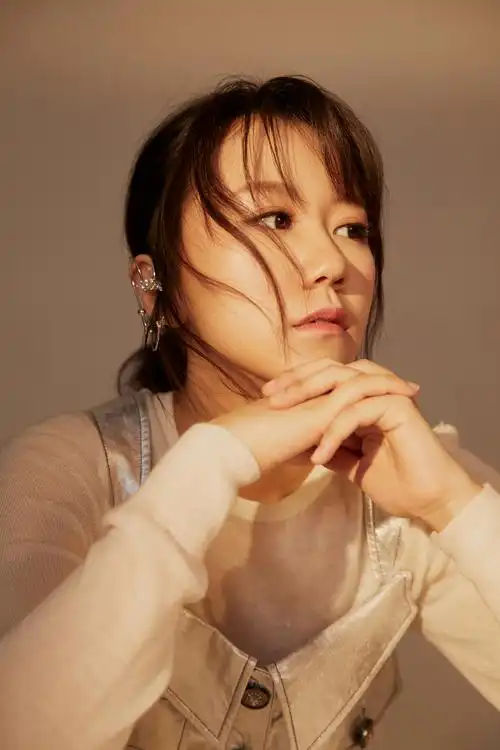 谢春花新单《桥下》正式上线 秉无畏之愿品味人生百态