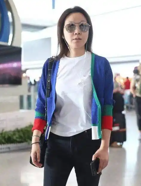 原创闫妮素颜模样太真实离开滤镜也一般气色看着不太好