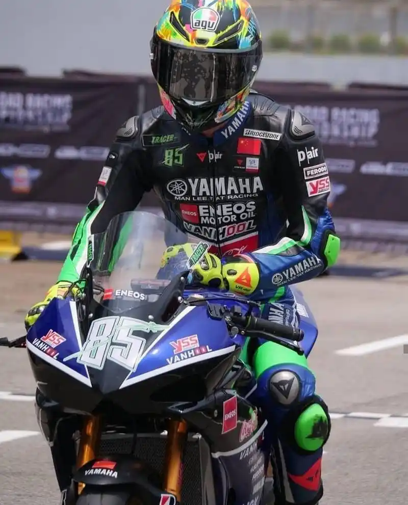 85号赛车手,又酷又靓 #王一博