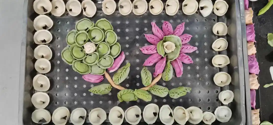 "冬"你凝成友谊 ,"饺"心共赴锦程—巩留县第二中学冬至包饺子活动