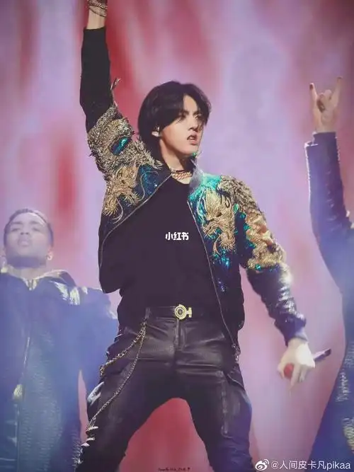 吴亦凡/紧身皮裤……真好看_吴亦凡_皮裤_娱乐_明星娱乐资讯