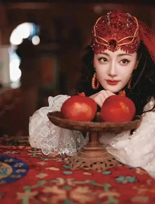 美女演员迪丽热巴央视春晚最新营业照出炉啦!好美的花