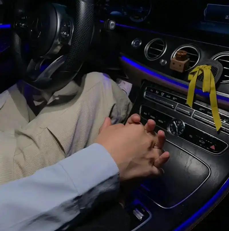 和先生牵手的照片～ 每次先生开车或我开车总会牵着副驾驶的手～ - 抖