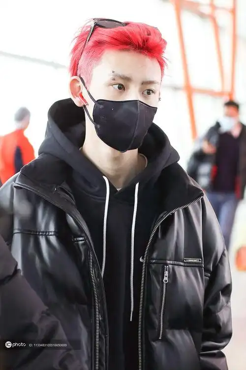 小鬼王琳凯红发造型戴墨镜帅气满分