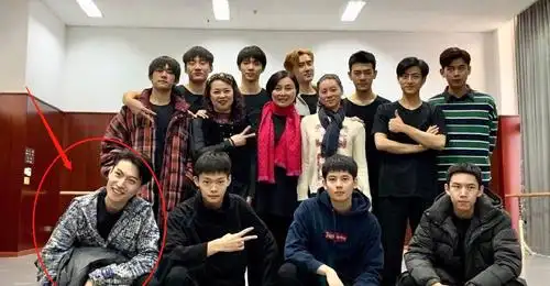 易烊千玺班级合照曝光,大家却都在关注,左下角蹲着的男孩子