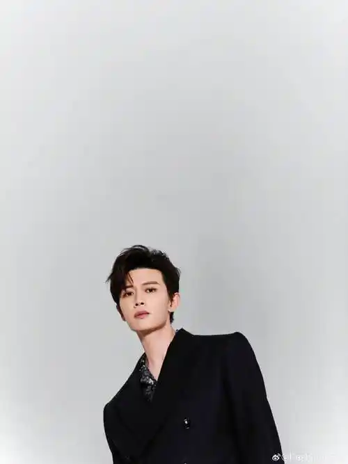 任嘉伦丨直播造型78    深蓝静夜西装 慵懒短发,饱满又充实的层次