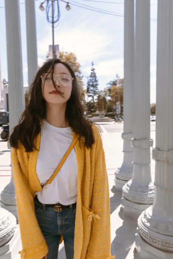 行走的街拍教科书倪妮黄色开衫搭金丝眼镜笑容超明媚