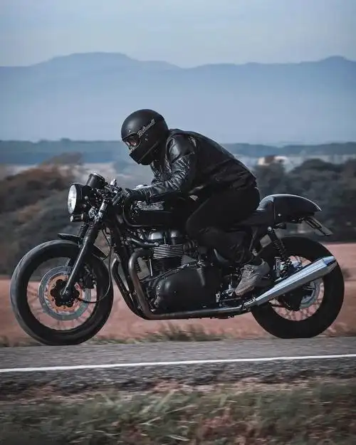 骑着摩托车在时光里感悟欣欣向荣的中国