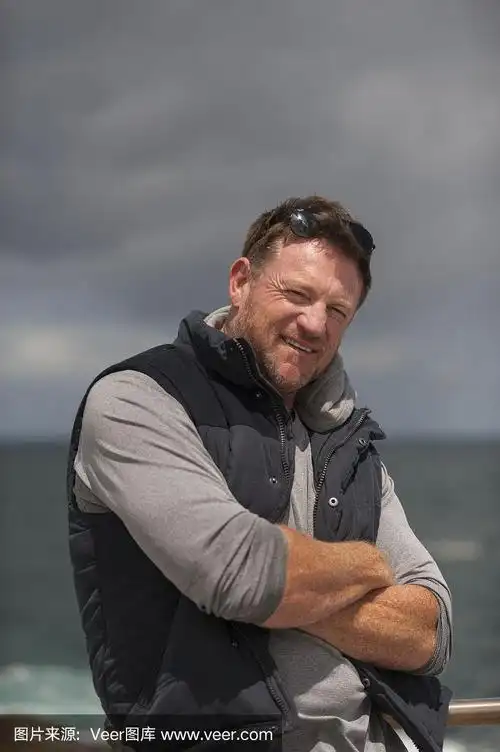 快乐的澳大利亚成熟男人在户外