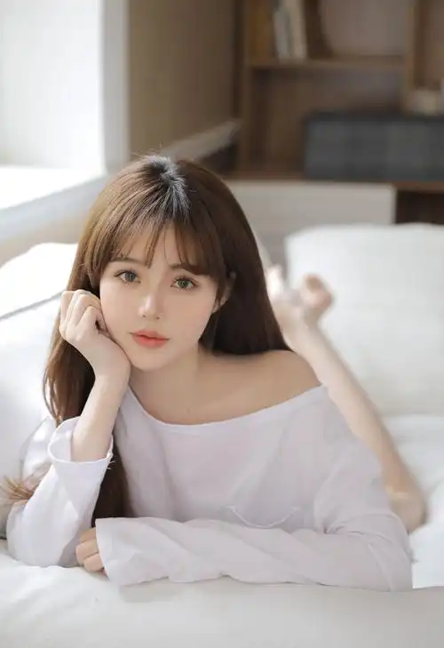 着装清凉清爽的漂亮甜美可爱美女居家悠闲迷人写真图片