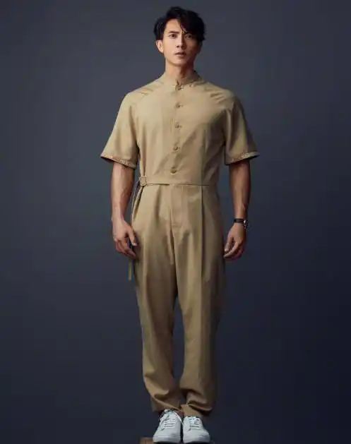 吴尊赤裸上身拍封面,秀八块腹肌青筋凸起,网友:流口水了