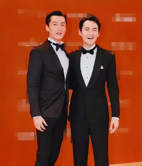 胡歌给了袁弘一个飞吻##胡歌袁弘 我的老cp复婚了