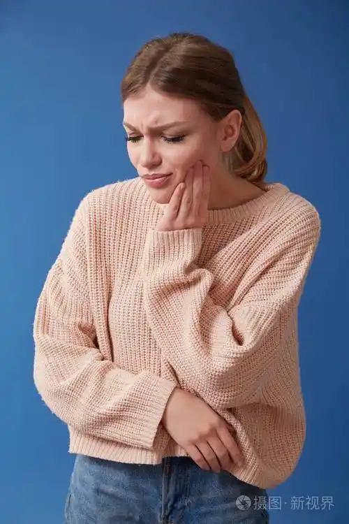 年轻的女人牙疼隔离在黄色背景上