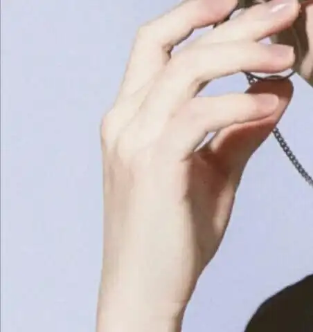 肖战手照混入两张王一博手照这能认出来的定是真爱粉了