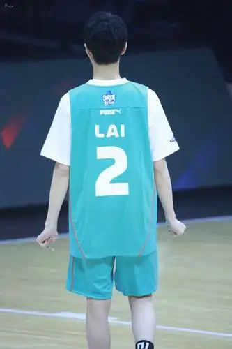 赖冠霖分享200112赖冠霖背影杀合集分享帅气小赖值得世界温柔以待