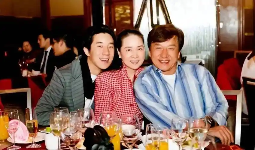 成龙一家罕见同框,68岁成龙一脸老态,70岁林凤娇清丽优雅似姐姐