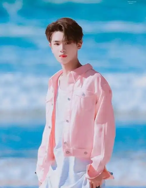 这个16岁的男孩,照片推特转发量惊人,走向世界的黄明昊!