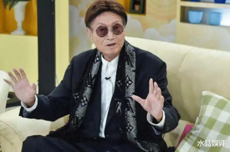 他50岁上春晚走红,爱上17岁小女友致其怀孕,妻子还亲自照顾女友