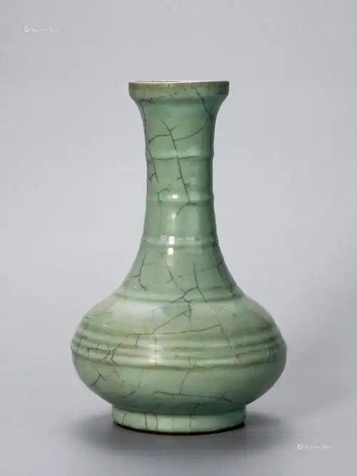0143南宋龙泉官窑青釉弦纹瓶