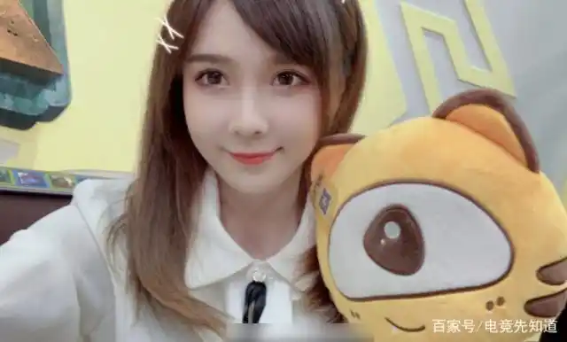 "球王"古阿扎重回虎牙二台,背心太吸睛,却被药水哥捡了便宜