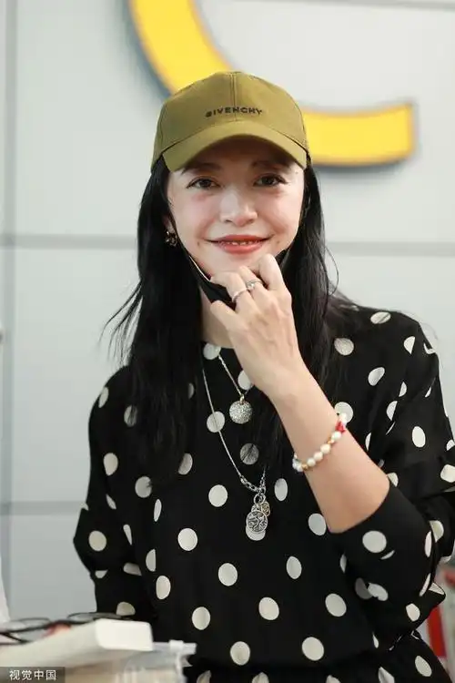 组图姚晨穿波点衬衫从机场出发摘口罩与粉丝亲切自拍