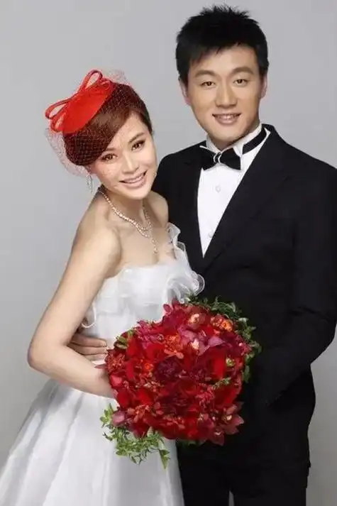 李小璐婚纱照李小璐近期机场照明星夫妻婚纱照