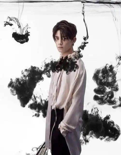 吴磊古风大片曝光,网友感叹:第三张神似易烊千玺,第五张像胡歌_少年