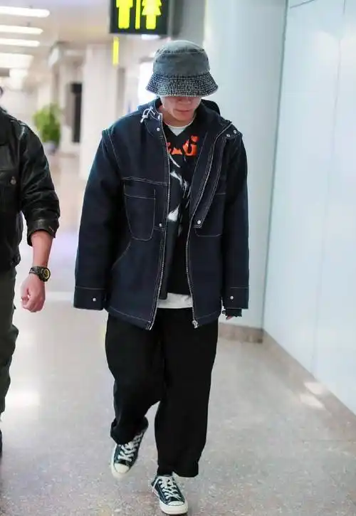 走机场也太随意,张一山又穿上次酷味夹克出街,哥哥衣柜该上新了_显得
