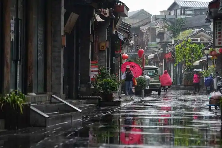 雨中的胡同和什刹海美如江南烟雨感受古都静谧